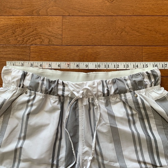 ❤️LULULEMON PLAY ALL DAY SHORT 3”-GROOVY STRIPE NIMBUS/WHITE-12❤️ - Picture 3 of 15